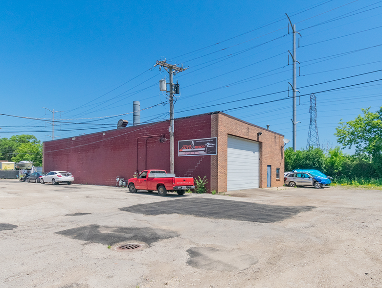 Lake Bluff Industrial portfolio of 3 properties for sale on LoopNet.ca - Building Photo - Image 3 of 7