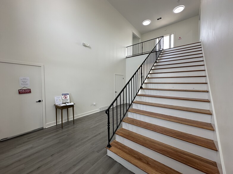 1719 Ashley Cir, Bowling Green, KY for sale - Building Photo - Image 3 of 7