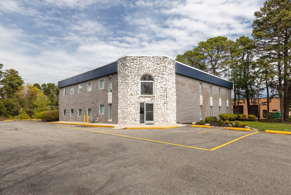 411 Commerce Ln, West Berlin, NJ for lease Building Photo- Image 1 of 70