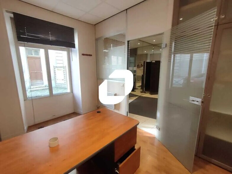 Office in Versailles for lease - Interior Photo - Image 2 of 30