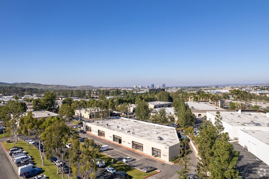 23461 Ridge Route Dr, Laguna Hills, CA à louer - Photo du bâtiment - Image 2 de 15