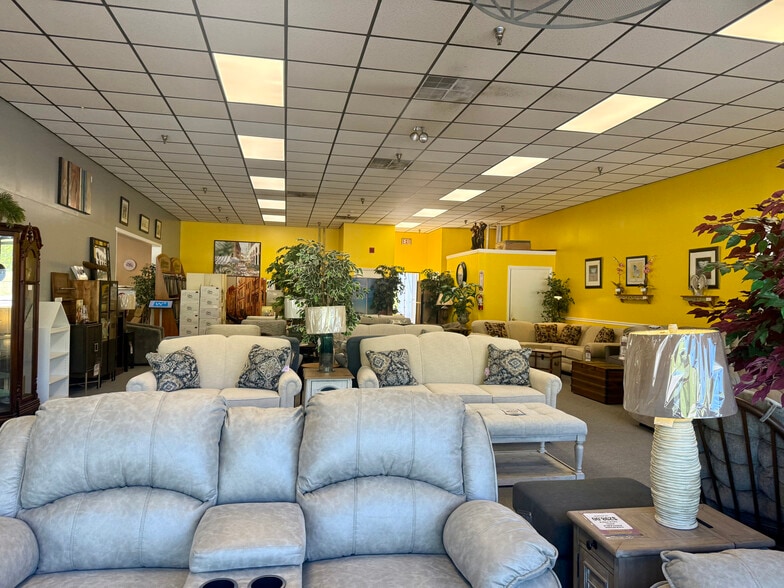 97 Plaistow Rd, Plaistow, NH for lease - Interior Photo - Image 3 of 17