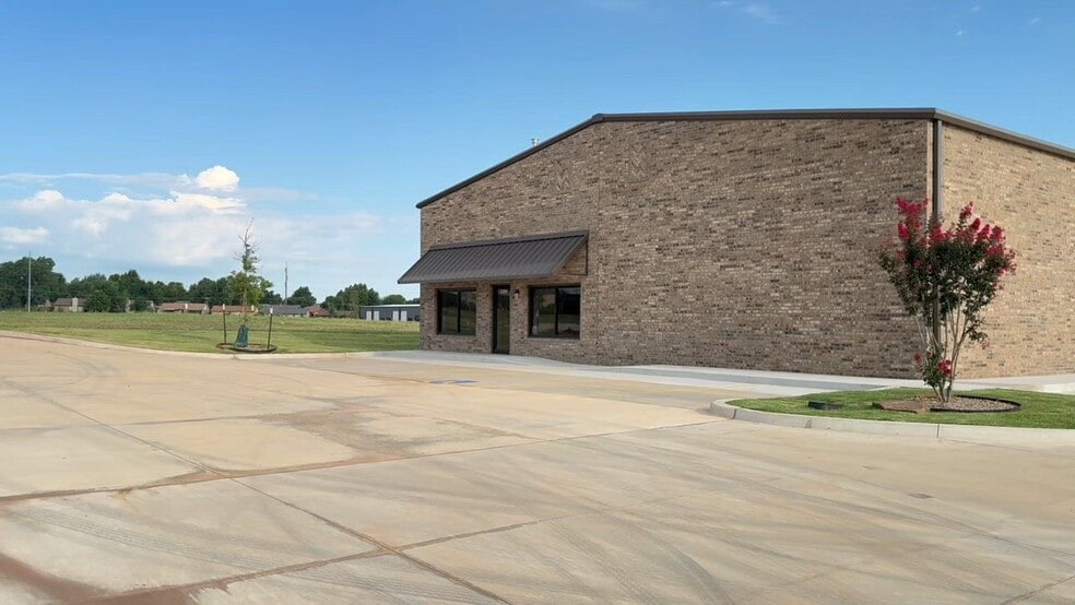7605 NW 79th Pl, Oklahoma City, OK for lease - Commercial Listing Video - Image 2 of 25
