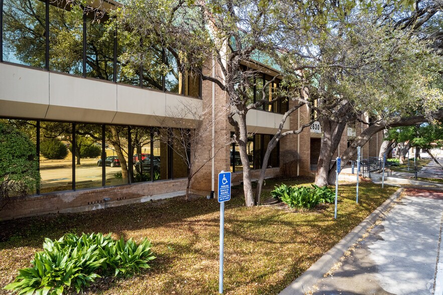 2630 West Fwy, Fort Worth, TX à louer - Photo du bâtiment - Image 2 de 8