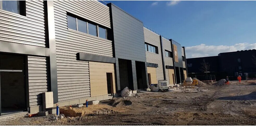 Flex in Meyreuil for lease - Building Photo - Image 1 of 8