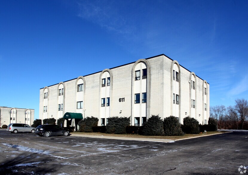 611 Busse Rd, Bensenville, IL à louer - Photo du bâtiment - Image 2 de 13