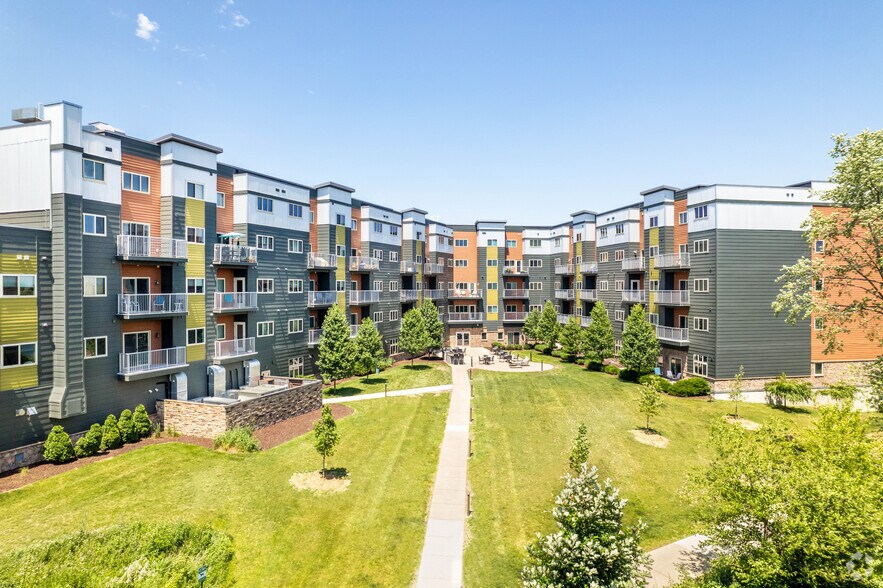 320 W Broadway, Monona, WI for sale - Primary Photo - Image 1 of 1