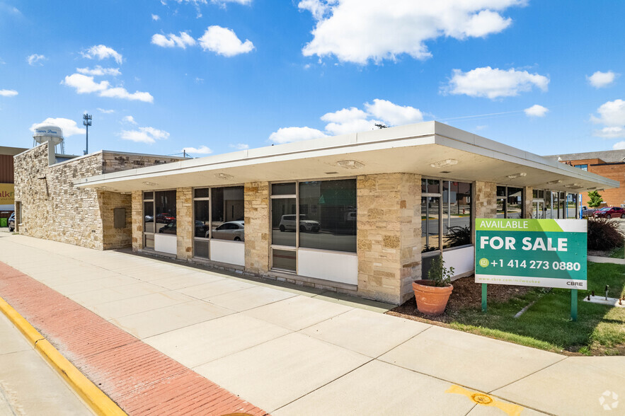 120-124 N Spring St, Beaver Dam, WI for sale - Building Photo - Image 1 of 1