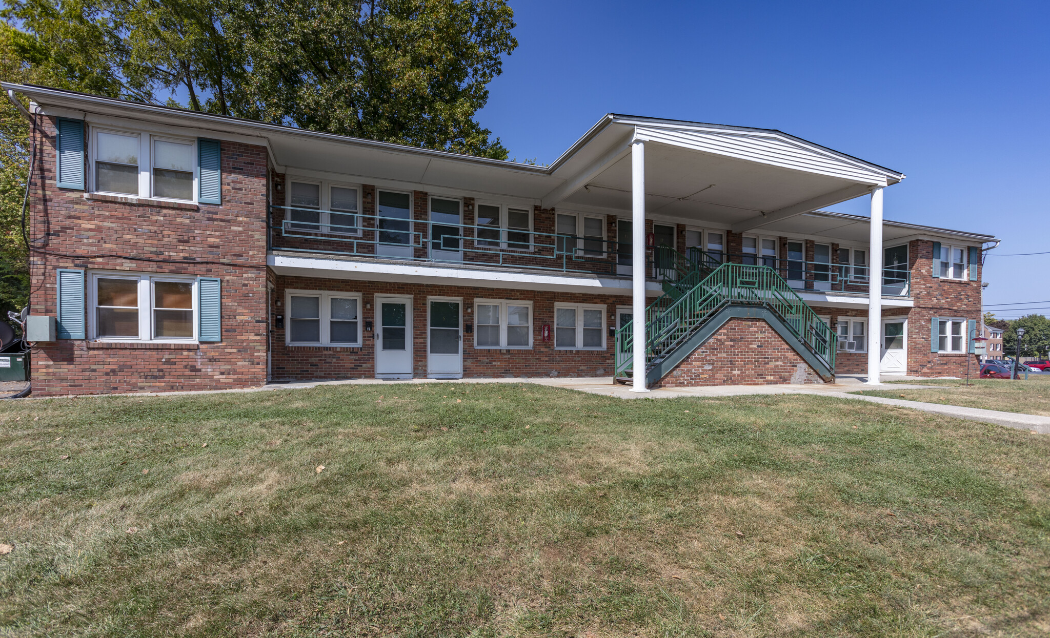 Colonial Arms, Maple Terrace & Roban portfolio of 3 properties for sale on LoopNet.ca Building Photo- Image 1 of 4