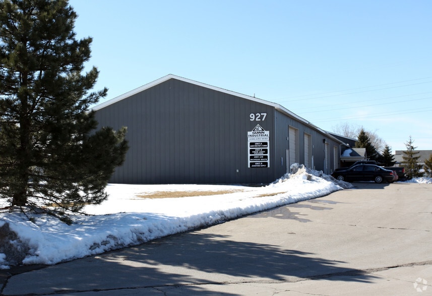 Multi-Tenant Industrial Complex portfolio of 5 properties for sale on LoopNet.ca - Building Photo - Image 2 of 6