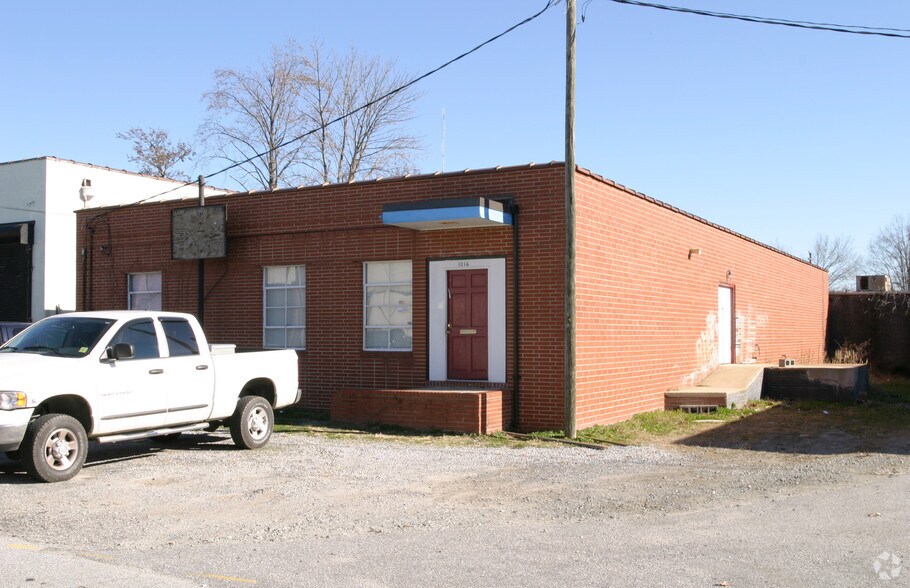 1016 N Raleigh St, Greensboro, NC à louer - Photo du bâtiment - Image 3 de 5