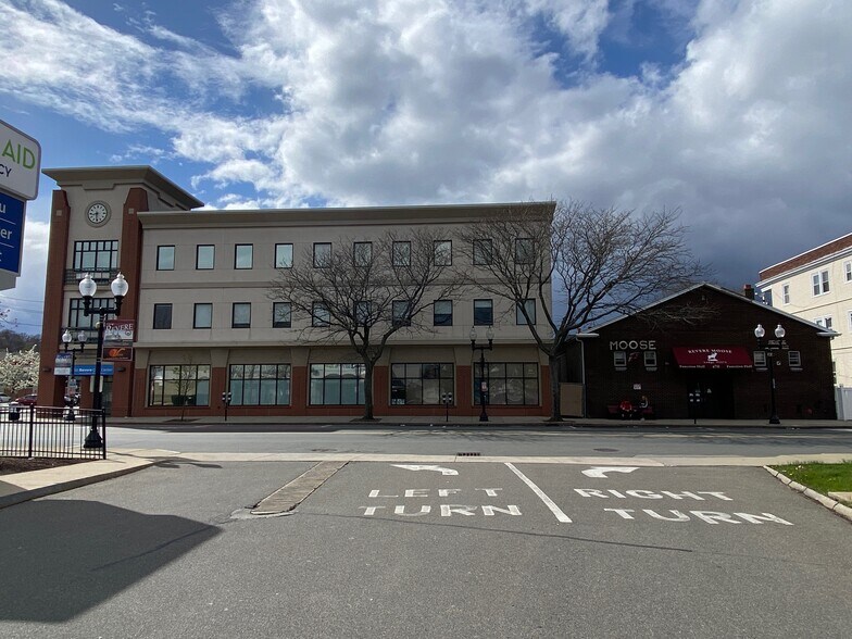 470 Broadway, Revere, MA à louer - Photo du bâtiment - Image 1 de 3