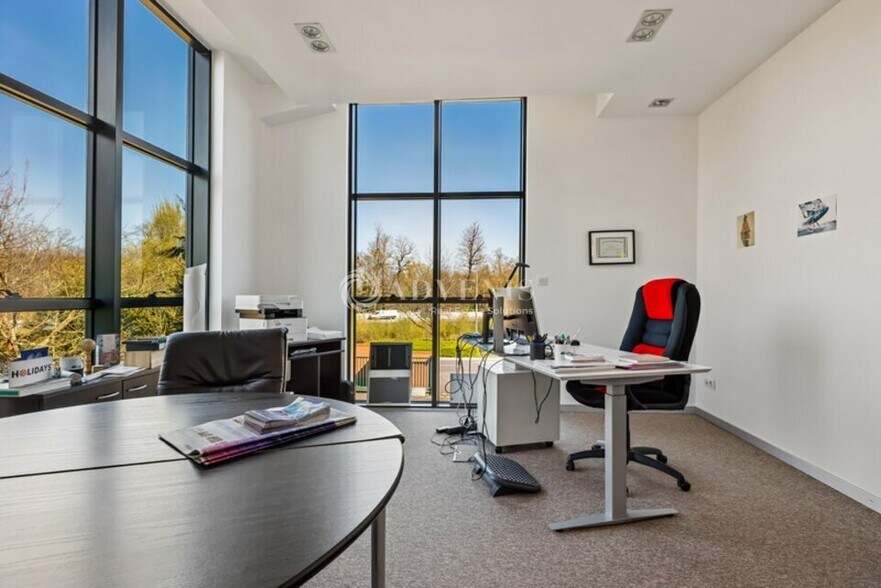 Office in Bussy Saint Martin for lease - Interior Photo - Image 2 of 12