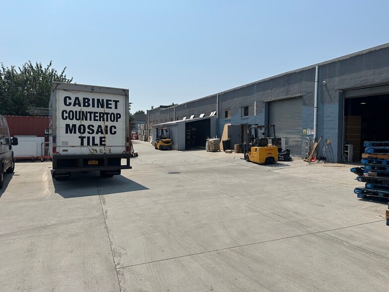 910 N Wellwood Ave, Lindenhurst, NY for lease - Building Photo - Image 2 of 4