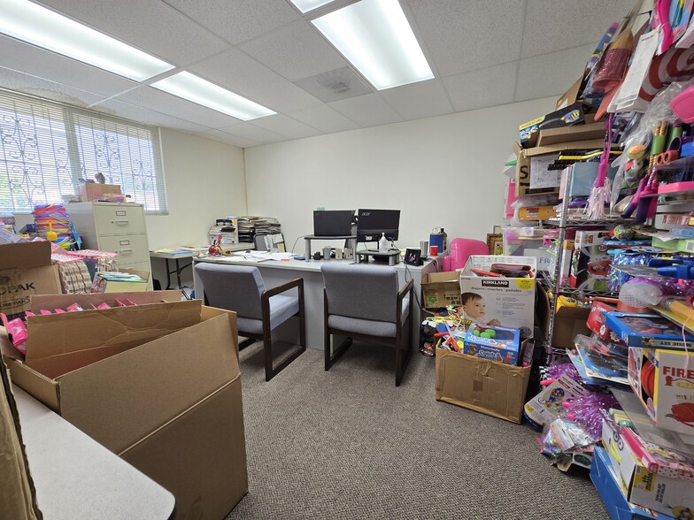 19428 Londelius St, Northridge, CA for lease - Interior Photo - Image 3 of 11