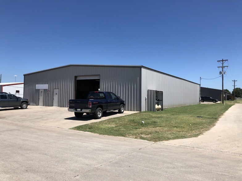 936 E Production Dr, Pilot Point, TX à louer - Photo du bâtiment - Image 1 de 3