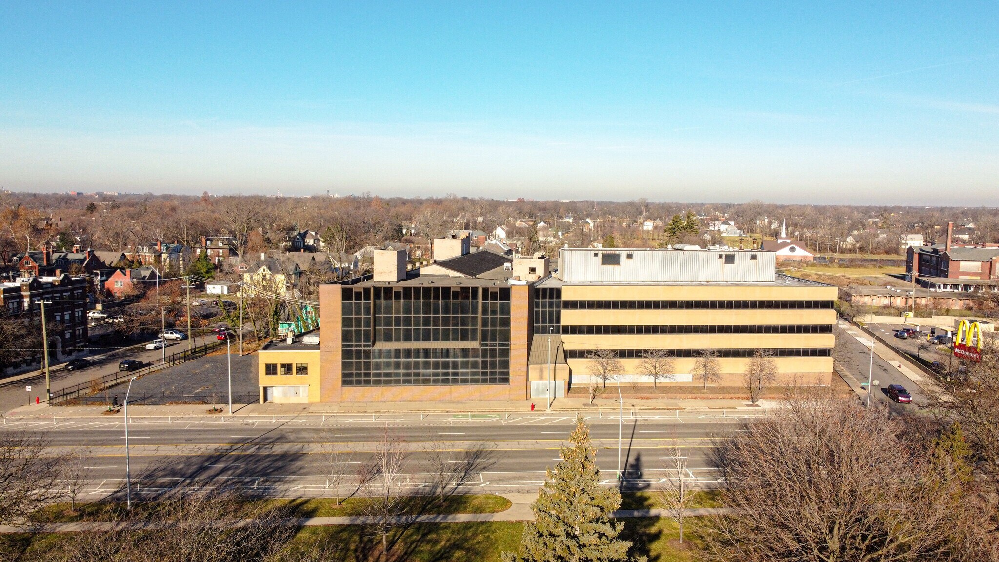 8701-8735 E Jefferson Ave, Detroit, MI à vendre Photo du bâtiment- Image 1 de 20
