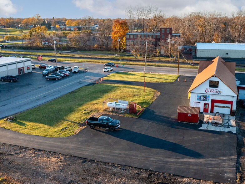 627 Erie Ave, North Tonawanda, NY à vendre - Photo du bâtiment - Image 3 de 9