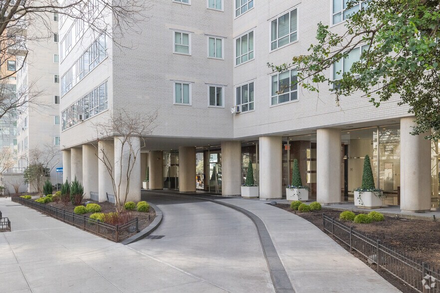 200 E 66th St, New York, NY à louer - Photo du bâtiment - Image 3 de 5