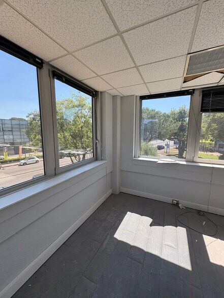 Office in Marseille for lease - Interior Photo - Image 2 of 6