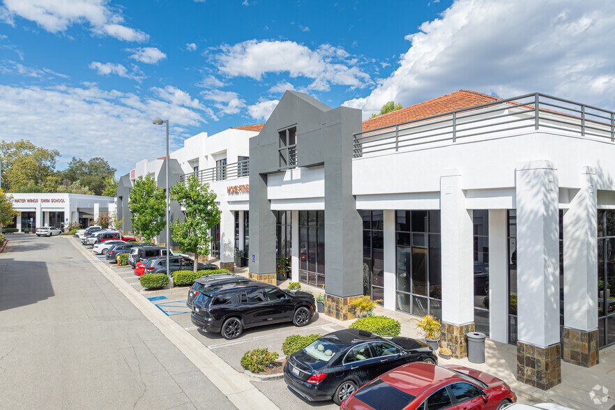 Agoura Hills Town Center portefeuille de 2 propriétés à vendre sur LoopNet.ca - Photo principale - Image 3 de 12