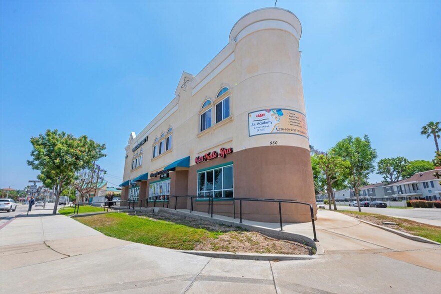 550 S Glendora Ave, West Covina, CA à louer - Photo du bâtiment - Image 2 de 9