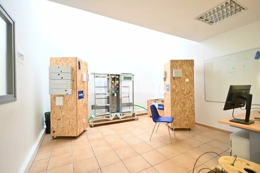 Flex in Chassieu for sale - Interior Photo - Image 2 of 12