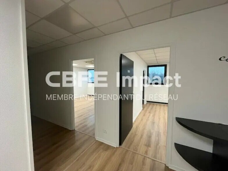 26 Rue Robert Fulton, Reims for lease - Interior Photo - Image 3 of 10