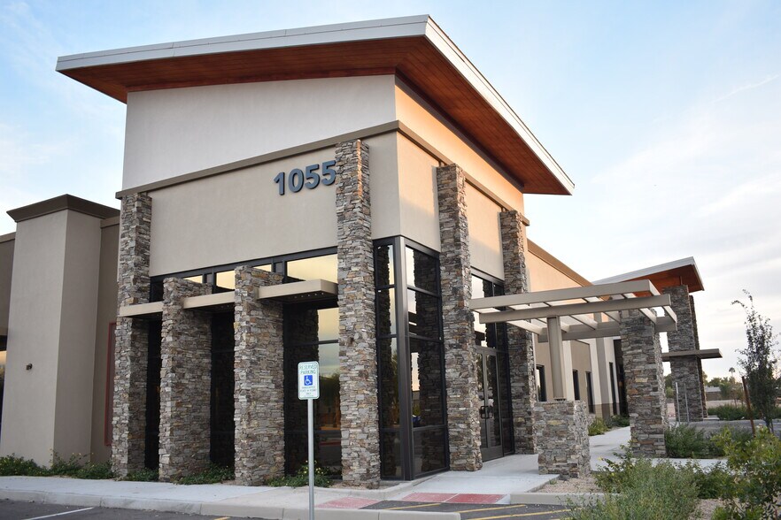SEC of McQueen Rd & Chandler Blvd, Chandler, AZ à louer - Photo du bâtiment - Image 2 de 10