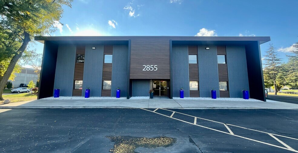 2855 Anthony Ln S, Saint Anthony, MN à louer - Photo du bâtiment - Image 1 de 18