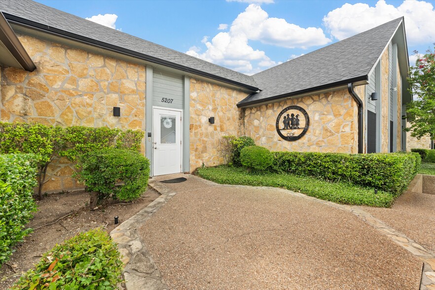 5207 Lake Shore Dr, Waco, TX for lease - Building Photo - Image 1 of 7