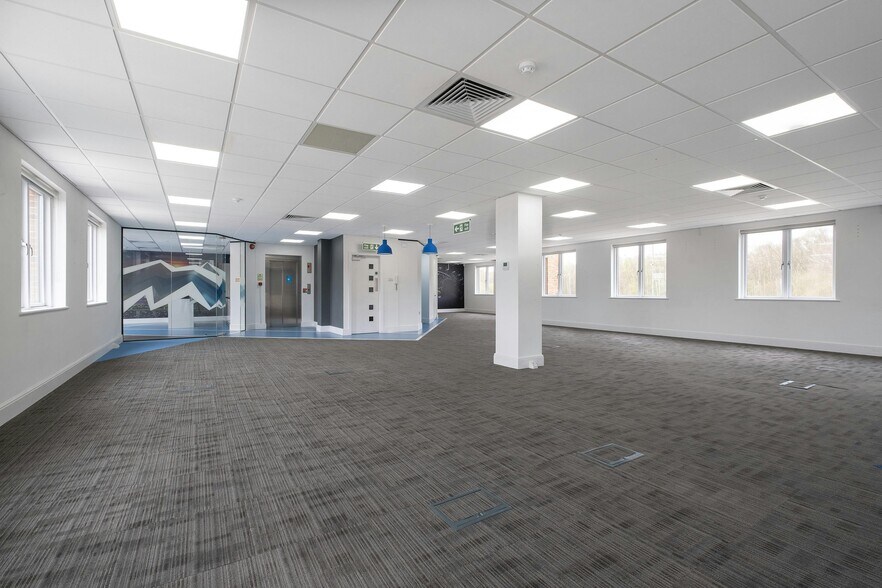 Portsmouth Rd, Esher à louer - Photo intérieure - Image 2 de 9