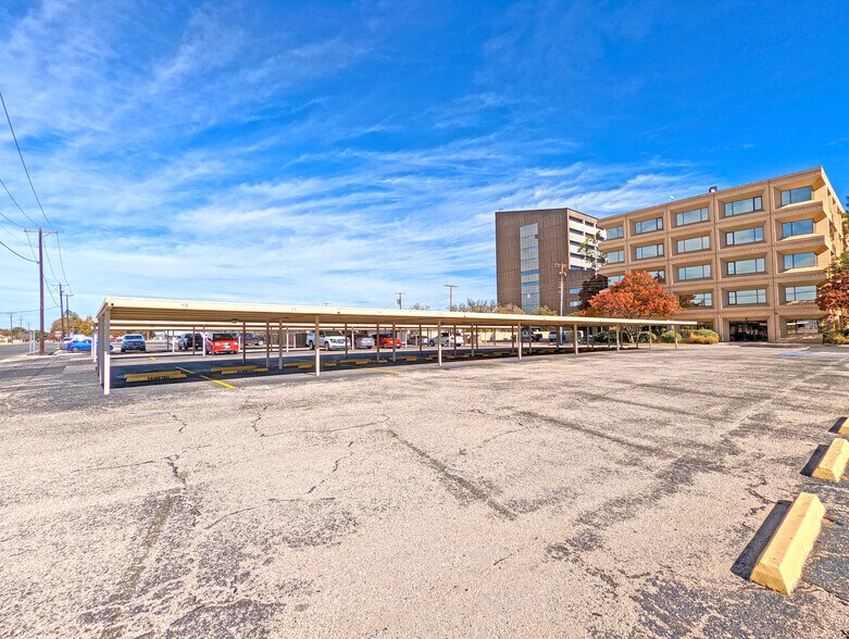 601 N Marienfeld St, Midland, TX à louer - Photo du bâtiment - Image 2 de 11