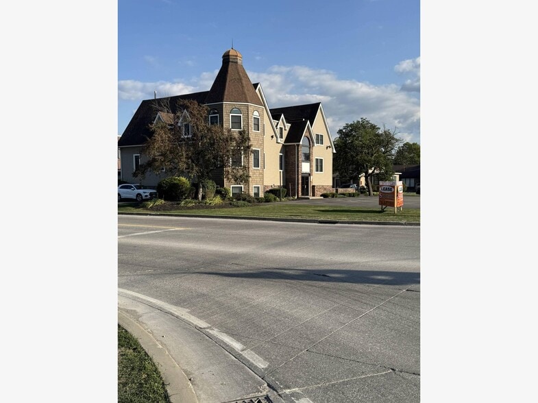 334-338 Harris Hill Rd, Williamsville, NY for lease - Building Photo - Image 1 of 6