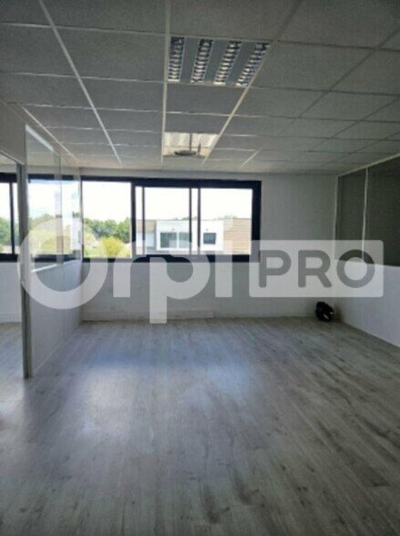 Office in Mérignac for lease - Interior Photo - Image 3 of 3