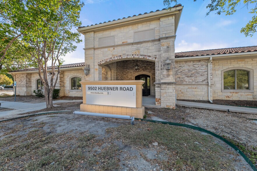 9502 Huebner Rd, San Antonio, TX à louer - Photo du bâtiment - Image 3 de 7
