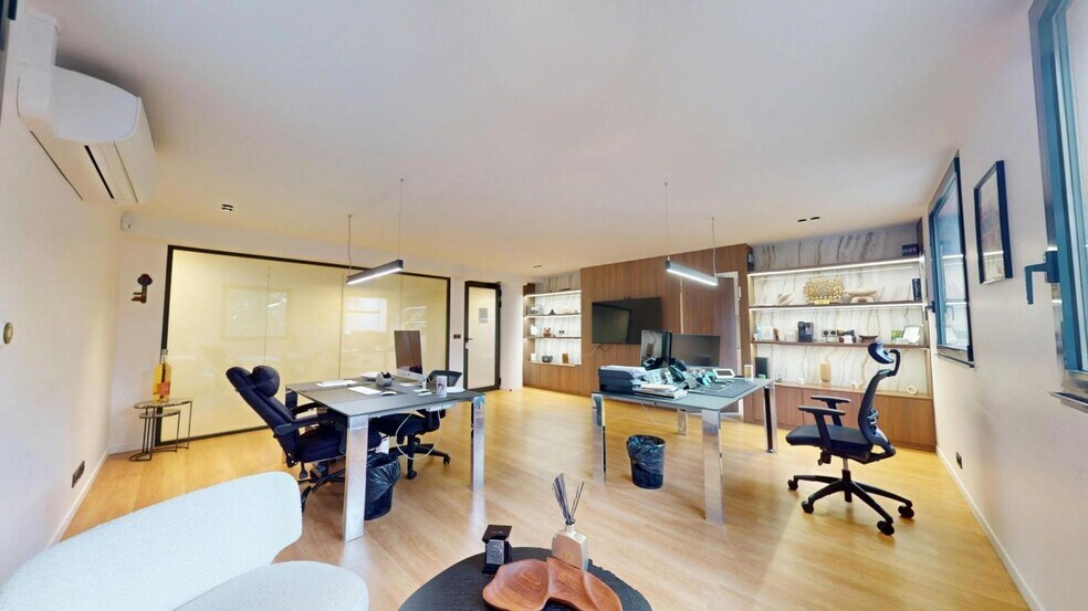 Bureau dans Saint-Maurice à vendre - Photo du bâtiment - Image 2 de 25
