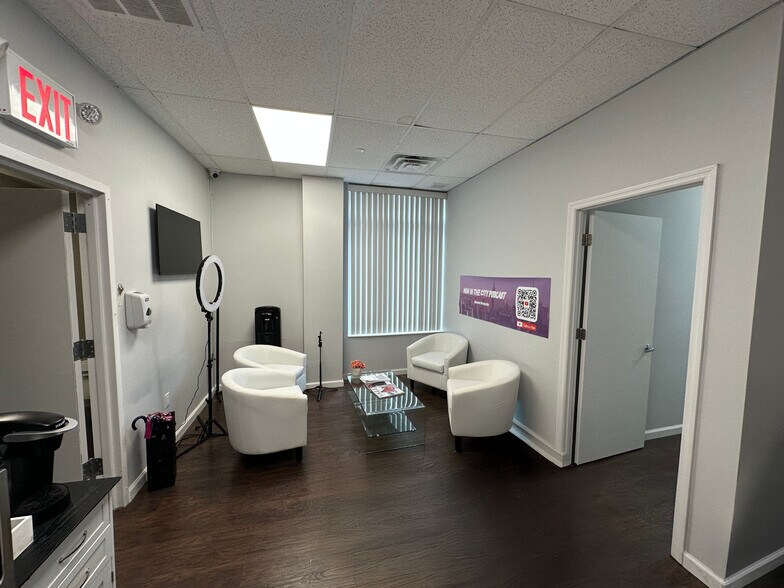 2577 E 17th St, Brooklyn, NY for lease - Building Photo - Image 2 of 5