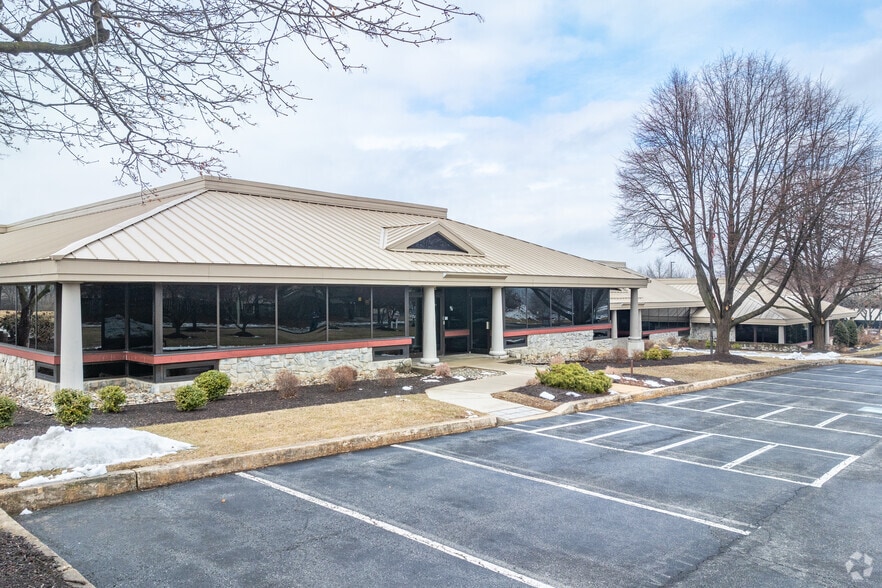 875 Berkshire Blvd, Wyomissing, PA for lease - Building Photo - Image 1 of 9