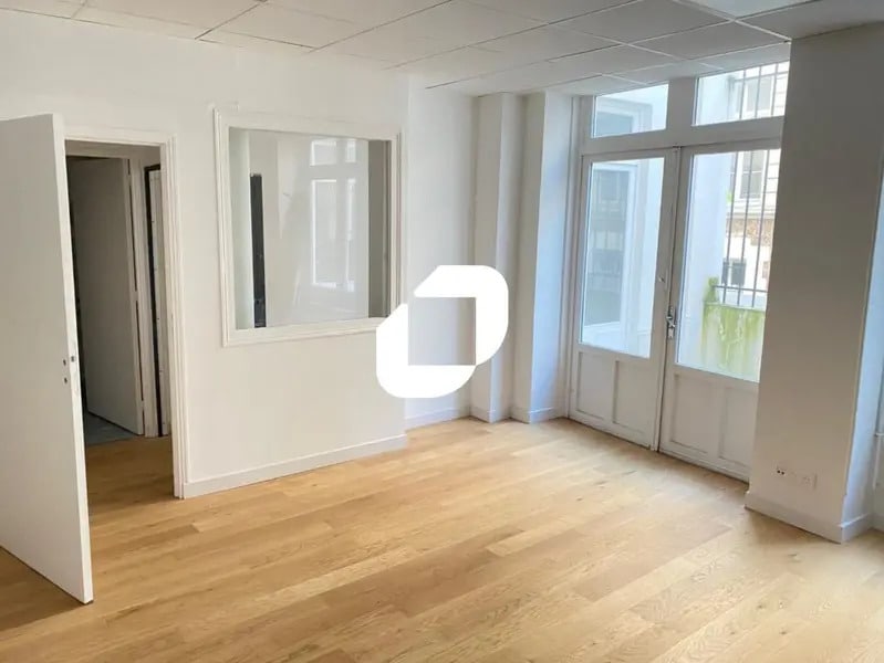 Office in Paris for sale Building Photo- Image 1 of 10