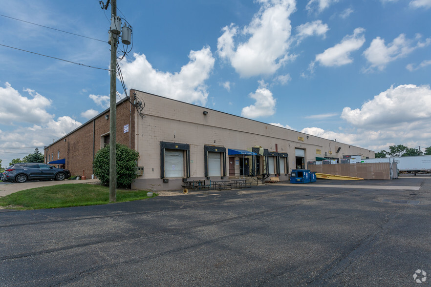 7584 Whipple Ave NW, North Canton, OH for lease - Building Photo - Image 2 of 4