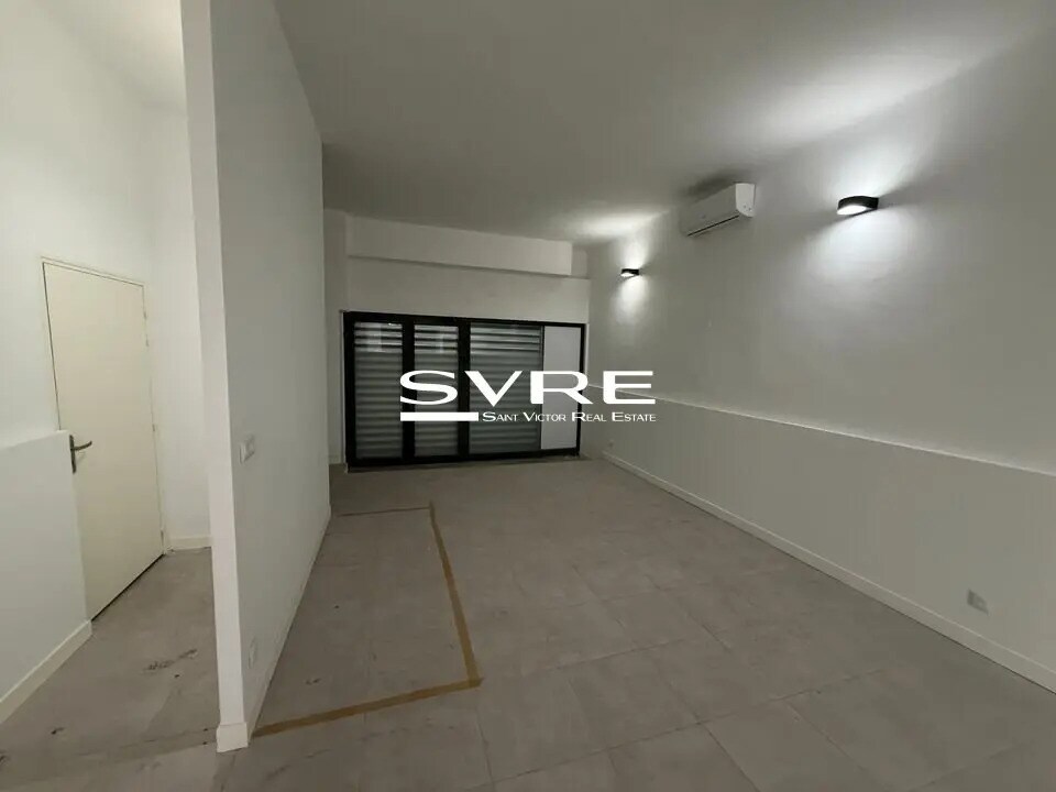 Retail in Marseille for lease Interior Photo- Image 1 of 7