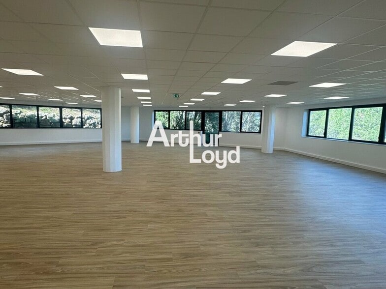 Office in Valbonne for sale - Interior Photo - Image 2 of 16