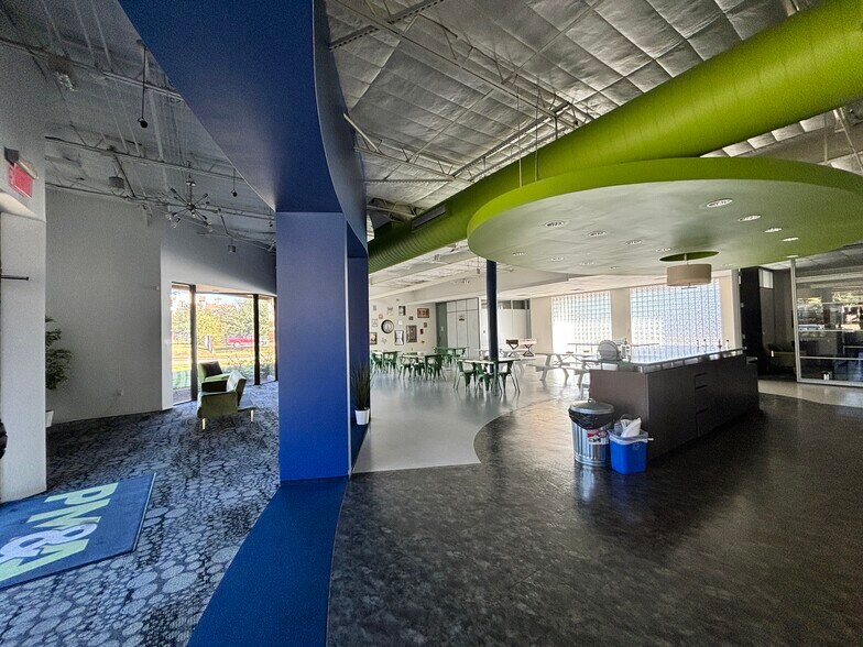 6801 Portwest Dr, Houston, TX à louer - Photo du bâtiment - Image 2 de 17