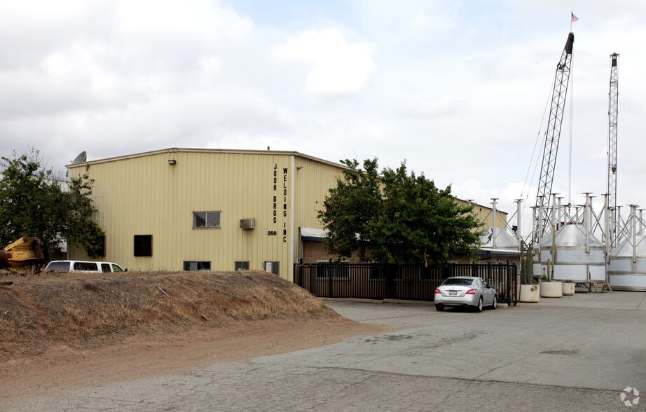 260 N Smith Ave, Corona, CA for lease - Building Photo - Image 3 of 5