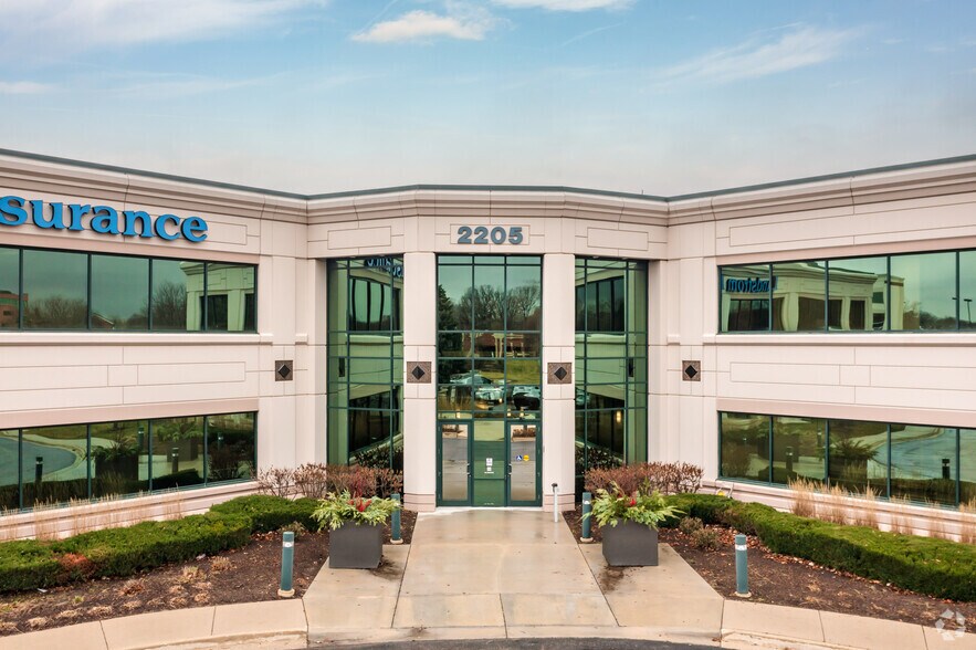 2205 Point Blvd, Elgin, IL à louer - Photo du bâtiment - Image 2 de 10