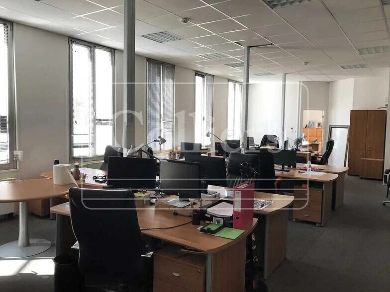 Office in Marseille for lease - Interior Photo - Image 3 of 15