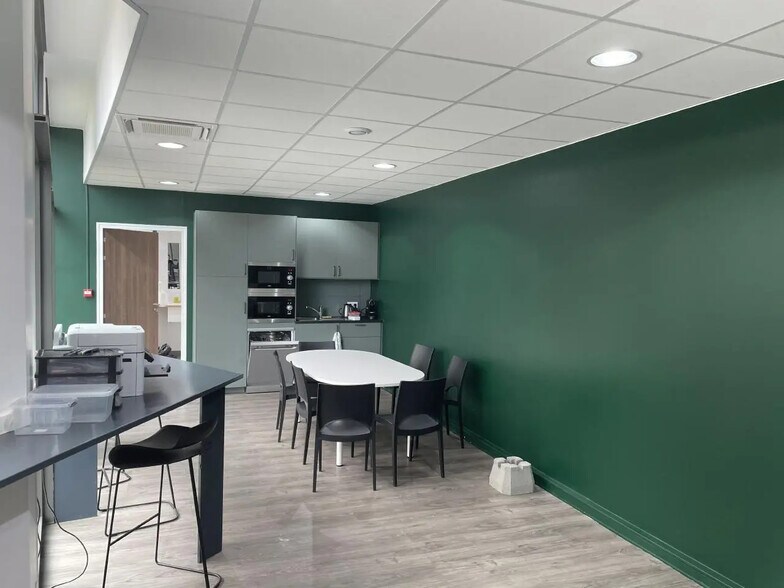 Flex in Paris for lease - Interior Photo - Image 3 of 40