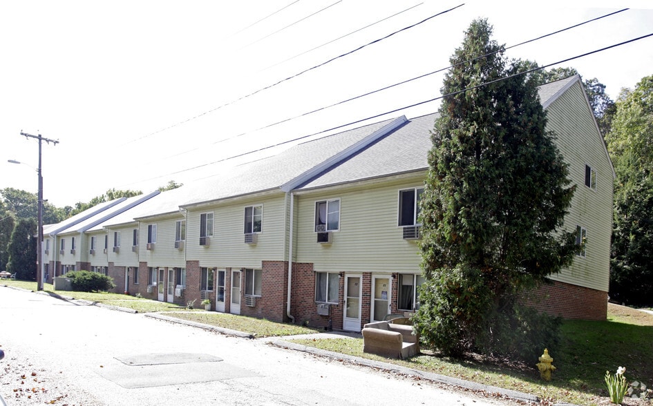 10-20 Reservoir Manor, Seymour, CT for sale - Building Photo - Image 3 of 7