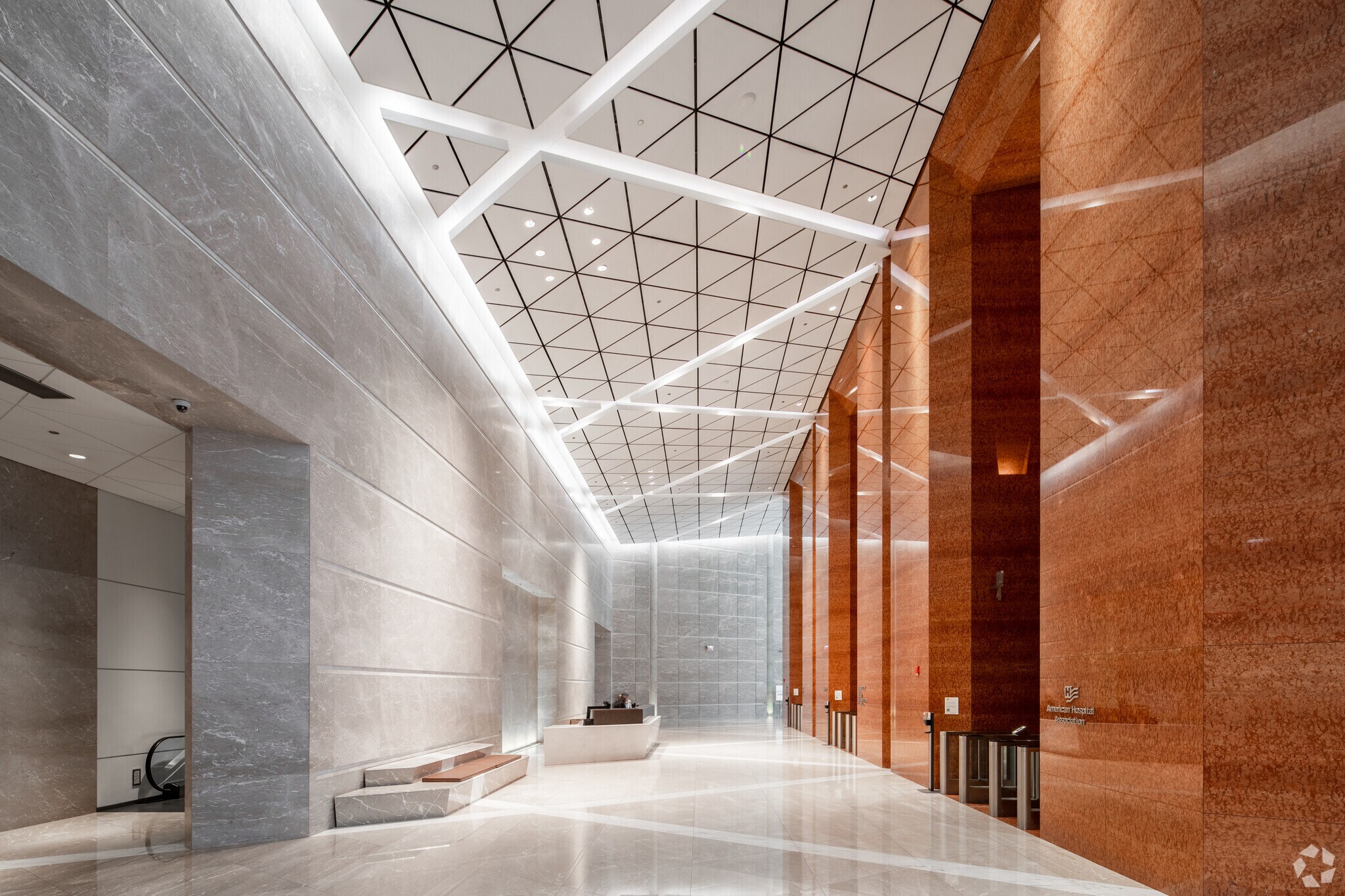 155 N Wacker Dr, Chicago, IL à louer Hall d’entrée- Image 1 de 4